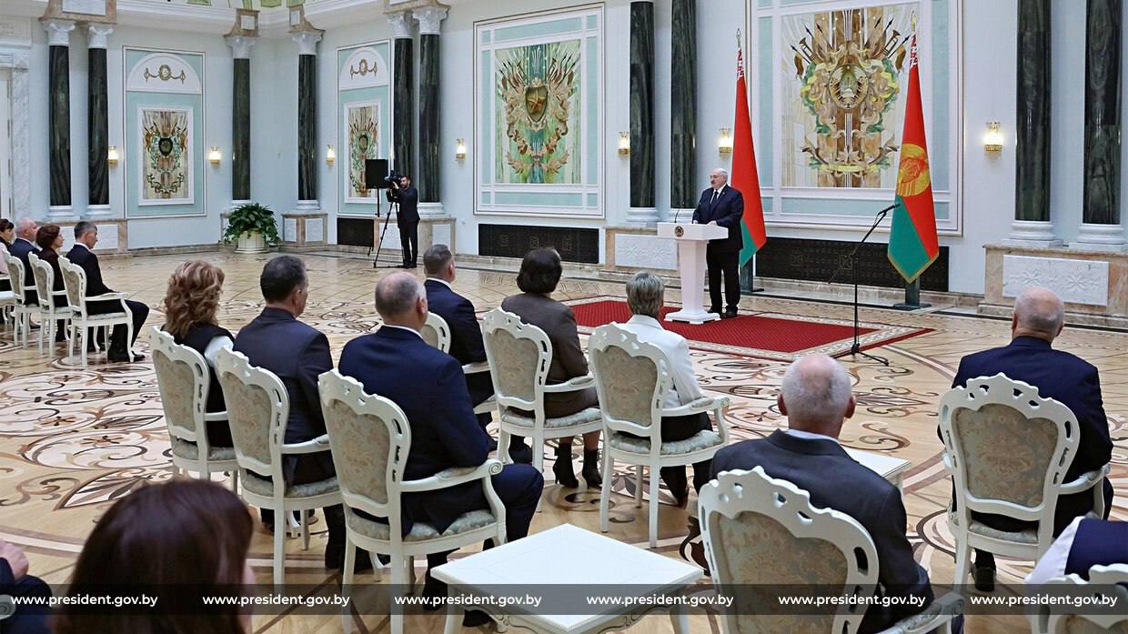 Прэзідэнт Беларусі Аляксандр Лукашэнка ўручыў дзяржаўныя ўзнагароды перадавікам аграпрамысловага комплексу