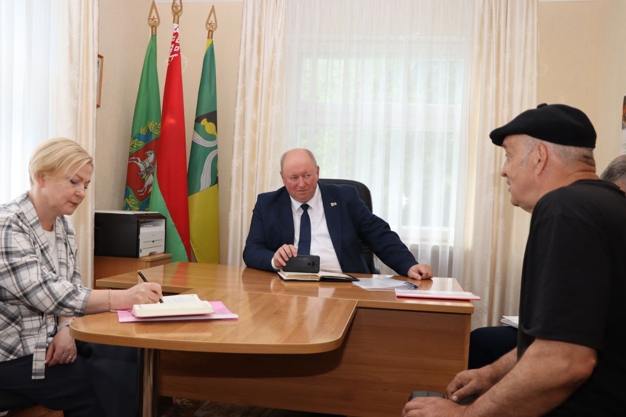У Докшыцкім раёне пад кіраўніцтвам старшыні раённага дэпутата Савета Валянціны Рандарэвіча і з удзелам старшыні райвыканкама Сяргея Абралы прайшоў дзень Порплішчанскага сельсавета