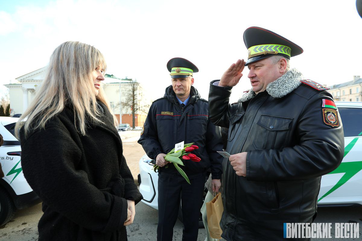 Сотрудники ГАИ поздравили витебских автоледи с наступающим 8 Марта