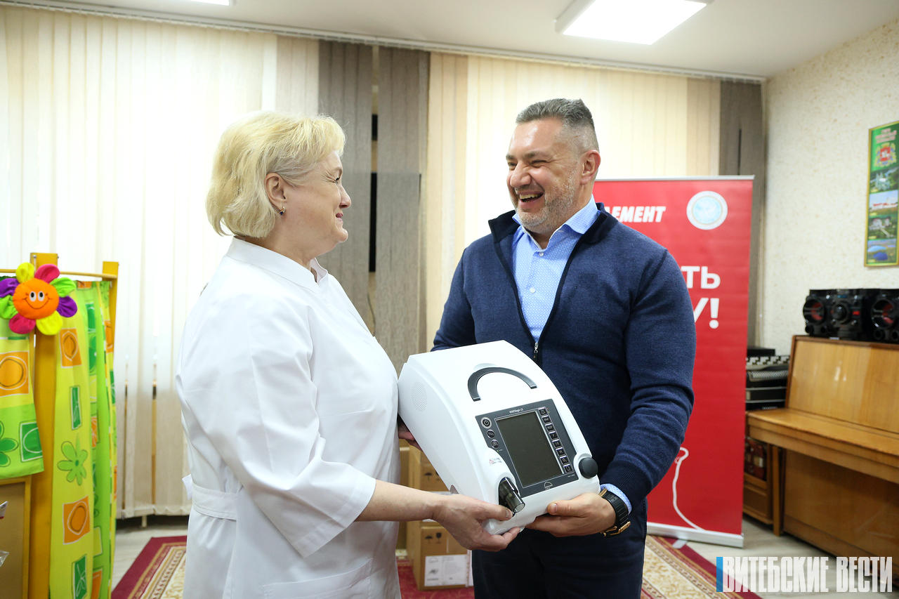 Беларускі фонд свету перадаў установам аховы здароўя Віцебска апараты ШВЛ