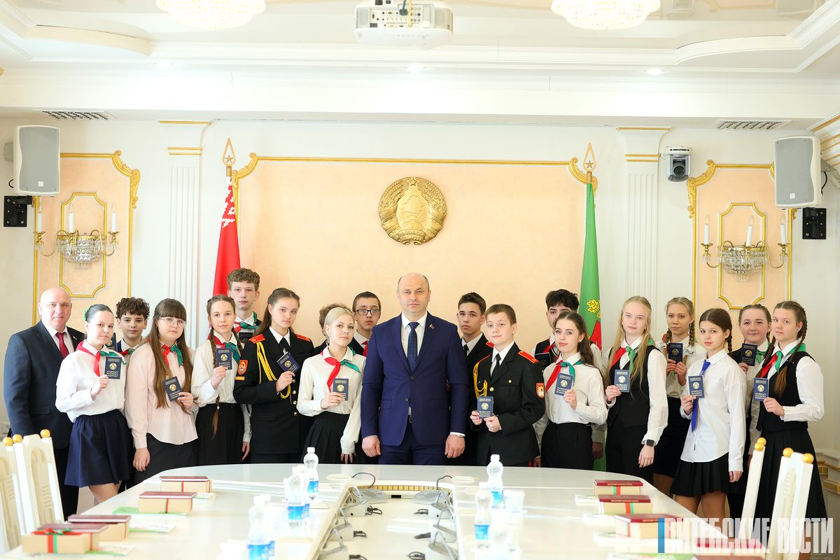 Аляксандр Рагожнік уручыў пашпарты юным беларусам у Віцебску