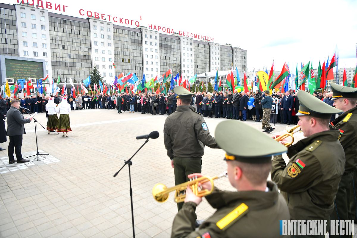 Тожественная церемония занесения на доски Почета Витебской области и города Витебска прошла на площади Победы в областном центре