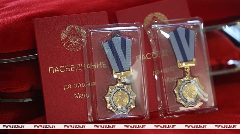 Аляксандр Лукашэнка падпісаў указ аб узнагароджанні 72 беларусак ордэнам Маці
