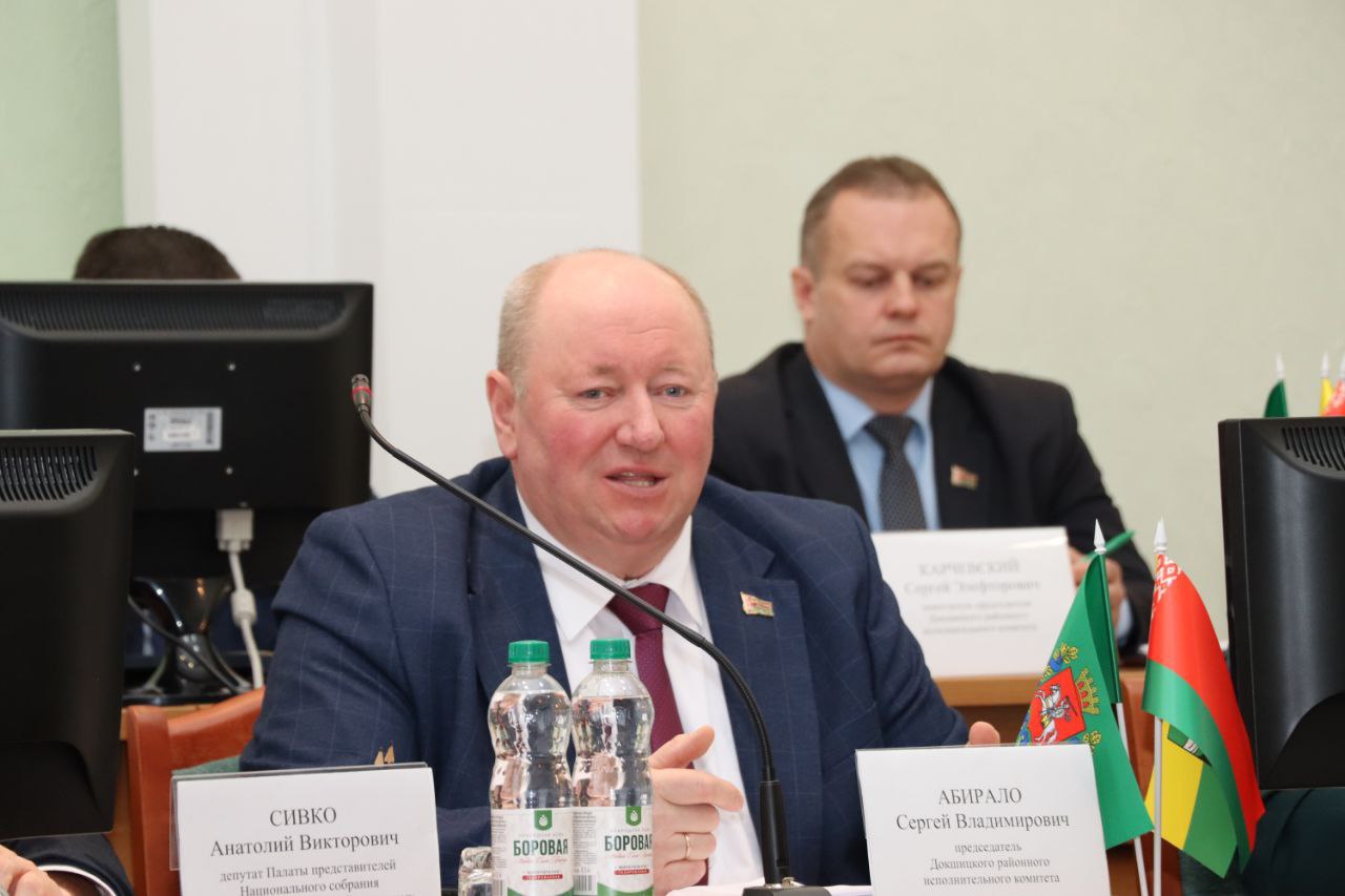У Докшыцах пад кіраўніцтвам старшыні раённага выканаўчага камітэта Сяргея Абіралы праходзіць адкрытае пасяджэнне райвыканкама