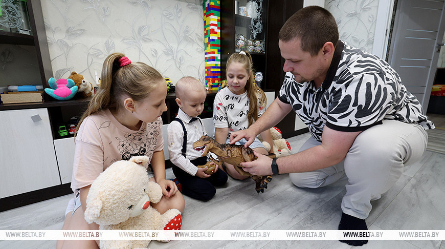 Для шматдзетных сем'яў Беларусі адкрыта 151 тыс. дэпазітных рахункаў па праграме "Сямейны капітал" 