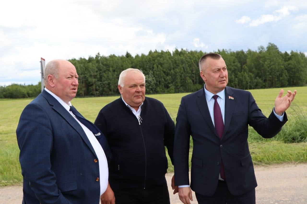 Дэпутат Палаты прадстаўнікоў Нацыянальнага сходу Рэспублікі Беларусь Анатоль Сіўко, працуючы ў сваёй выбарчай акрузе, пабываў на палях ААТ "Барсучанка" і пацікавіўся тэмпамі корманарыхтоўкі ў гаспадарках раёна