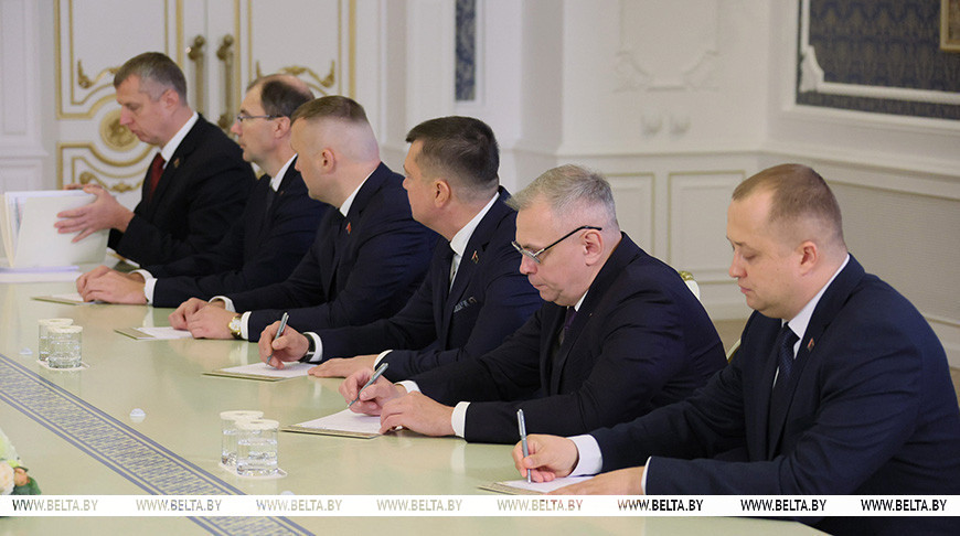 Лукашенко поручил новому руководству "Белшины", "Гомсельмаша" и "Могилевхимволокна" разобраться с проблемами 