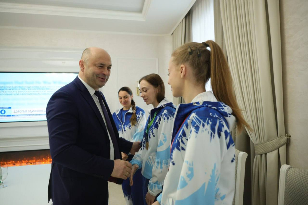 Аляксандр Рагожнік сустрэўся з трэнерам і нацыянальнай камандай па скачках на батуце